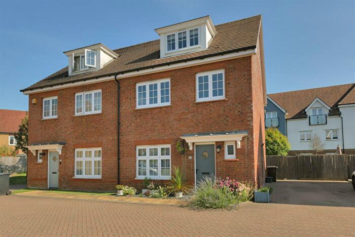 4 Bedroom Semi-Detached House For Sale In Linnitt Lane, Ryarsh, ME19