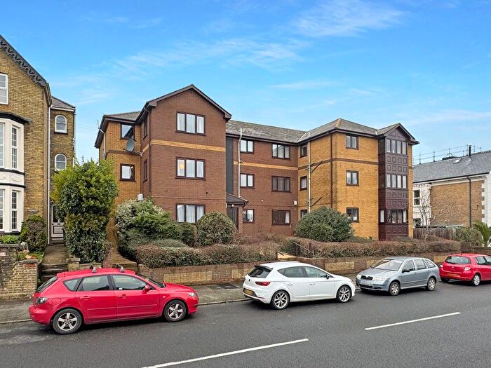 2 Bedroom Flat For Sale In Newport Road, Cowes, PO31