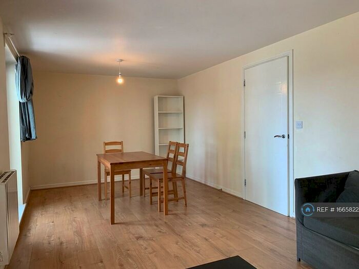 2 Bedroom Flat To Rent In Chantry Close, Abbey Wood, SE2