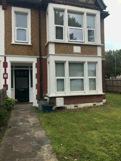 2 Bedroom Apartment To Rent In Finchley Road, Westcliff-on-Sea, Essex, SS0