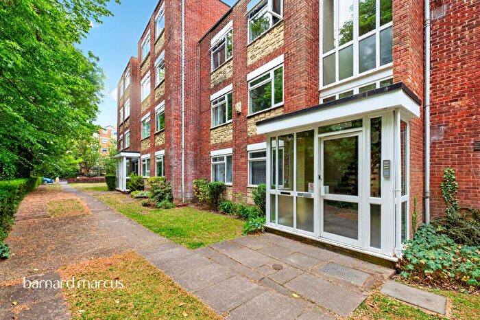 3 Bedroom Flat For Sale In Woodcote Road, Wallington, SM6
