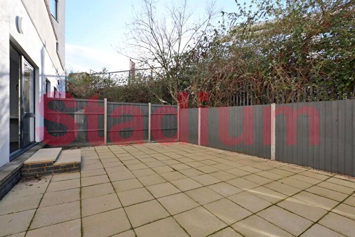 Studio To Rent In Drayton Park, London, - Epc Rating D, N5