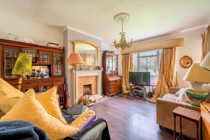 3 Bedroom Flat To Rent In Broomhouse Lane, Fulham, London, SW6