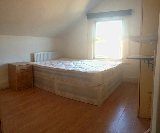 Studio To Rent In Byrne Road, London, SW12