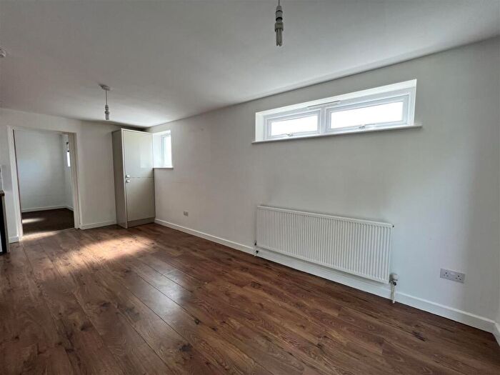 2 Bedroom Apartment To Rent In South Avenue, Southend-On-Sea, SS2