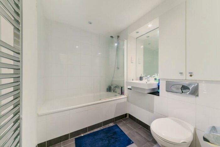 2 Bedroom Flat For Sale In Forge Square, Isle Of Dogs, London, E14