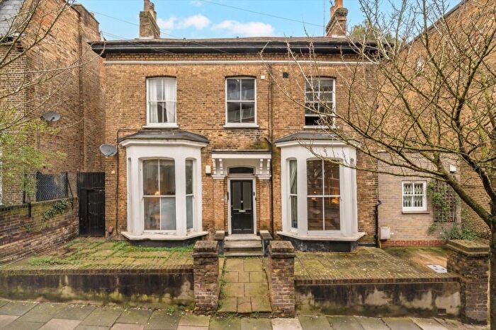 2 Bedroom Flat For Sale In Bickerton Road, Upper Holloway, N19