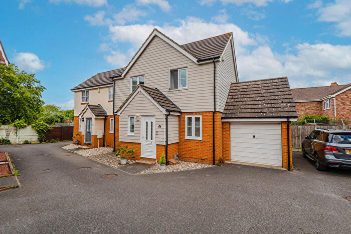 3 Bedroom Semi-Detached House For Sale In Magnolia Road, Rochford, SS4