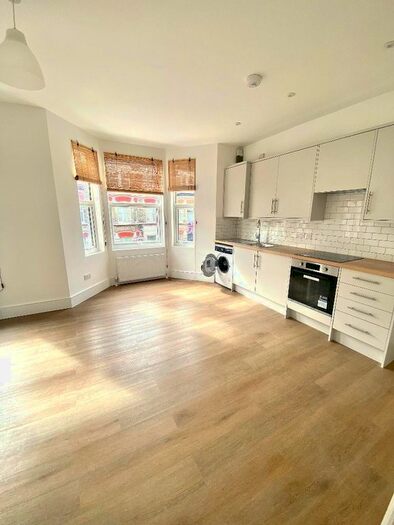 2 Bedroom Flat To Rent In Sandmere Road, London, SW4