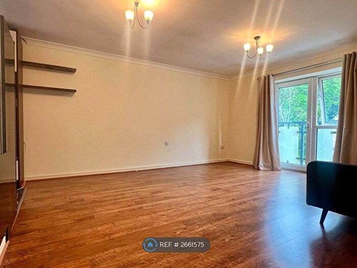 2 Bedroom Flat To Rent In Pullman Court, Leeds, LS27