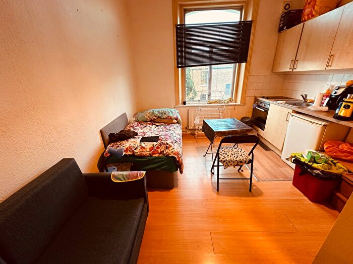 Studio To Rent In Brecknock Road, London, N19