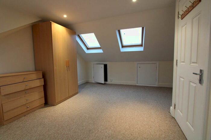 2 Bedroom Flat To Rent In Kingsway, Richmond, SW14