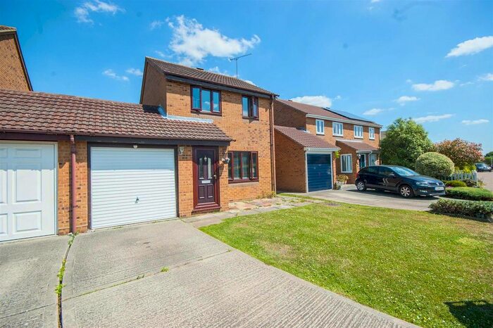 3 Bedroom Link Detached House To Rent In Rubens Gate, Springfield, Chelmsford, CM1