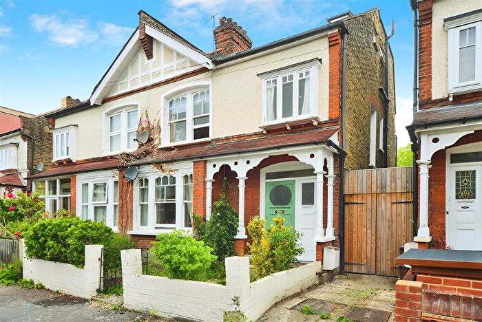3 Bedroom Flat To Rent In Stanton Road, London, SW20