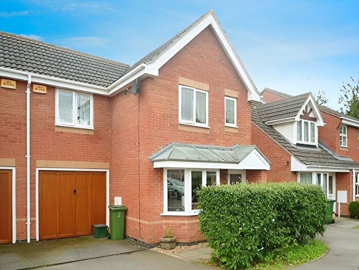 3 Bedroom Semi-Detached House To Rent In Moorhen Way, Buckingham, MK18