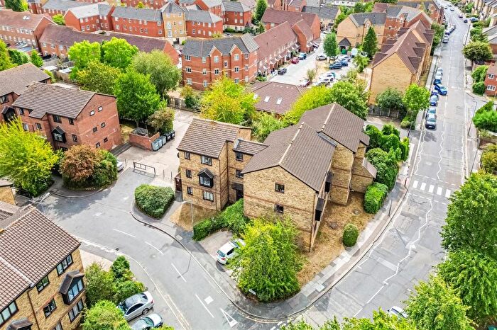 Flat To Rent In Blacksmiths Close, Romford, RM6