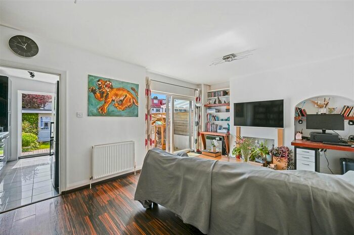 3 Bedroom End Of Terrace House For Sale In Court Way, Acton, London, W3