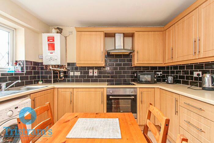 3 Bedroom Flat To Rent In Lilac Crescent, Beeston, NG9