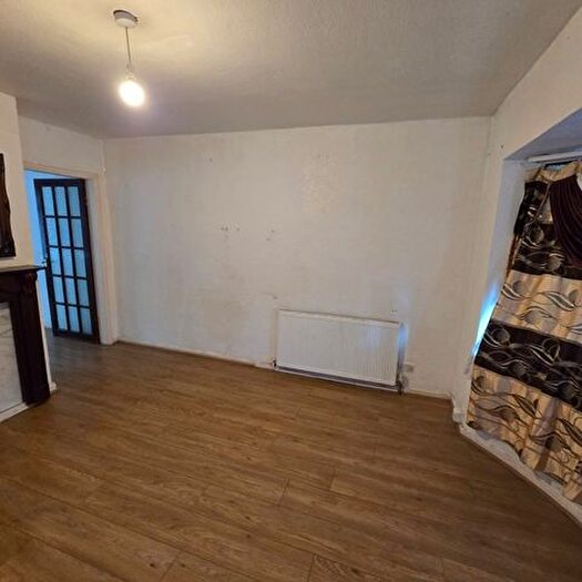 3 Bedroom Semi-Detached House To Rent In Whiteways Road, Sheffield, S4