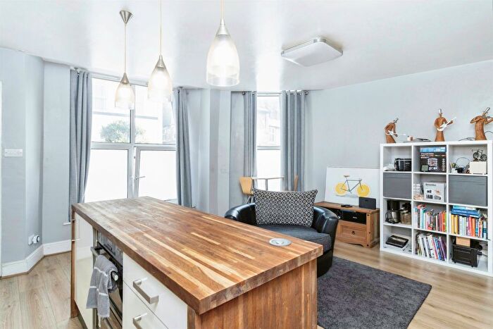 2 Bedroom Flat For Sale In Hele Road, Torquay, TQ2