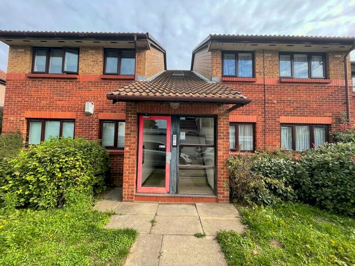2 Bedroom Flat To Rent In Maypole Crescent, Chigwell, Essex, IG6