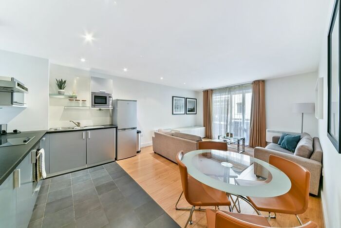 2 Bedroom Flat To Rent In Meridian Court, Tempus Wharf, Shad Thames, SE16