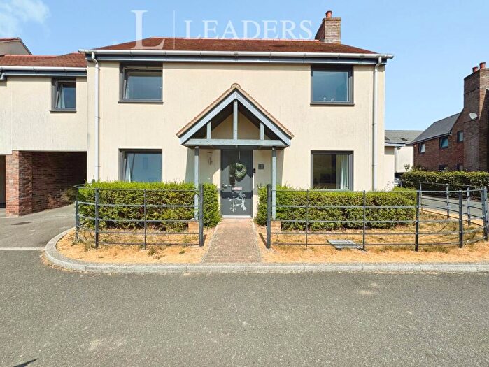 4 Bedroom Link Detached House For Sale In Angus Way, Waterlooville, Hampshire, PO7