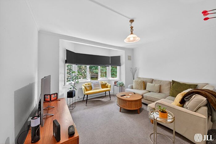 3 Bedroom Flat To Rent In Richmond Hill, Richmond, TW10