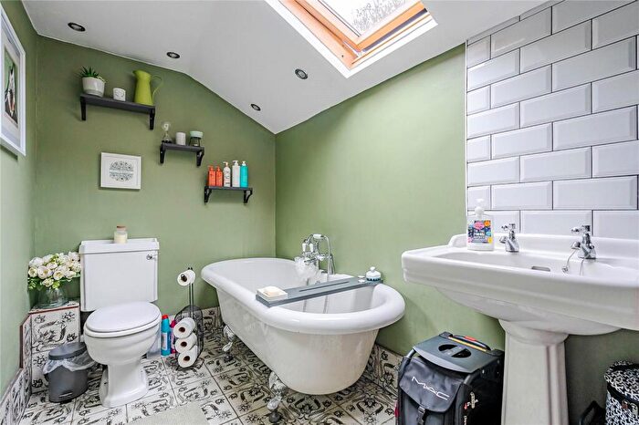 2 Bedroom Terraced House For Sale In Chiltern Road, Dunstable, Bedfordshire, LU6