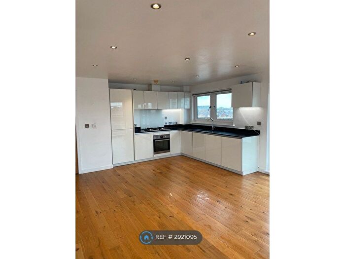 2 Bedroom Flat To Rent In Hanover House, Brentwood, CM14
