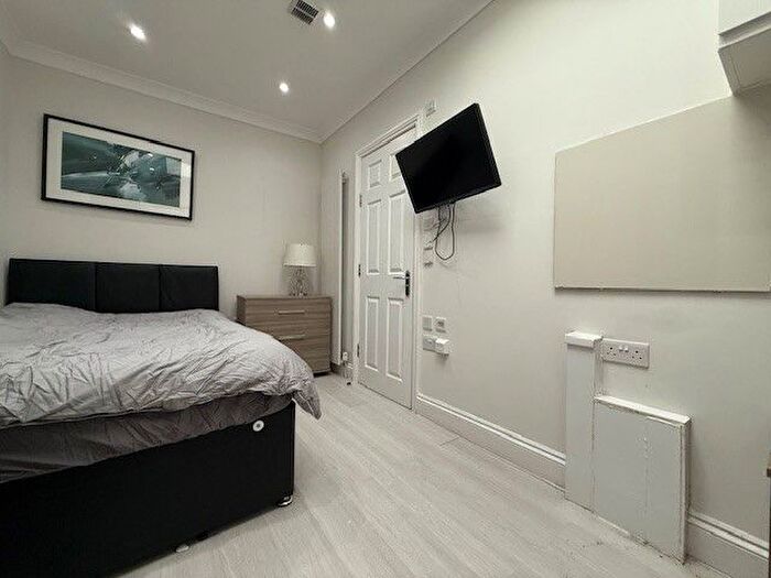 1 Bedroom Property To Rent In New North Road, Ilford, IG6