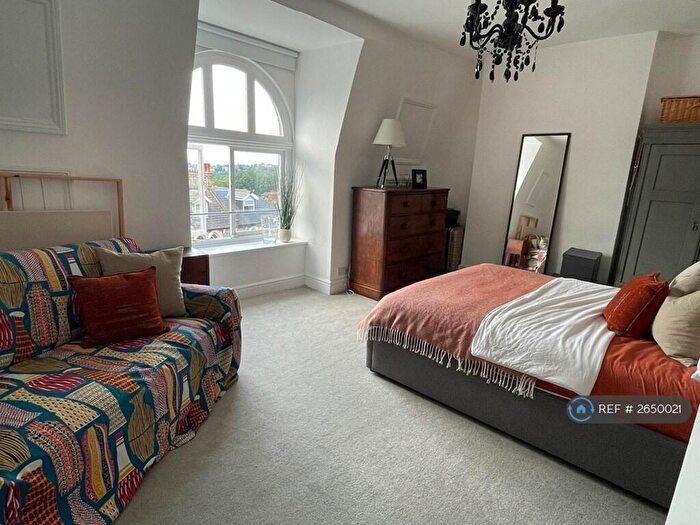 3 Bedroom Flat To Rent In Avenue Mews, London, N10