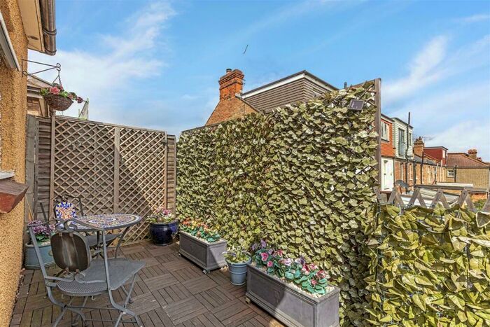2 Bedroom Flat To Rent In Upper Richmond Road West, East Sheen, SW14