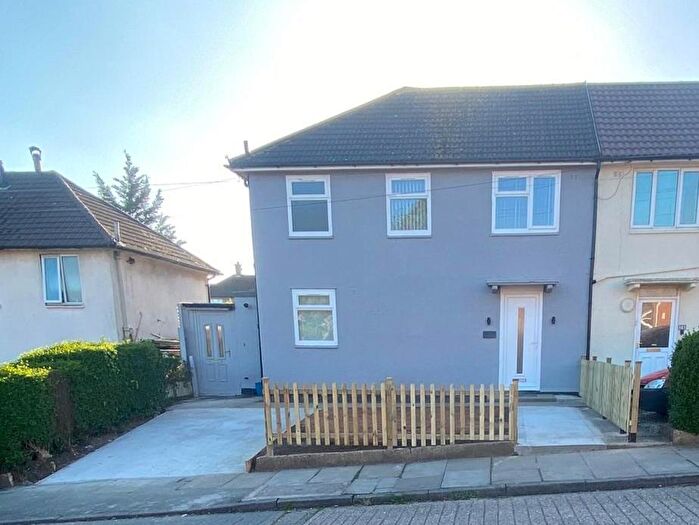 3 Bedroom Semi-Detached House For Sale In Ingold Avenue, Leicester, LE4