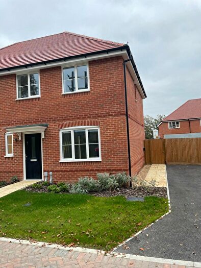 3 Bedroom Semi-Detached House To Rent In Maple Drive, RH14