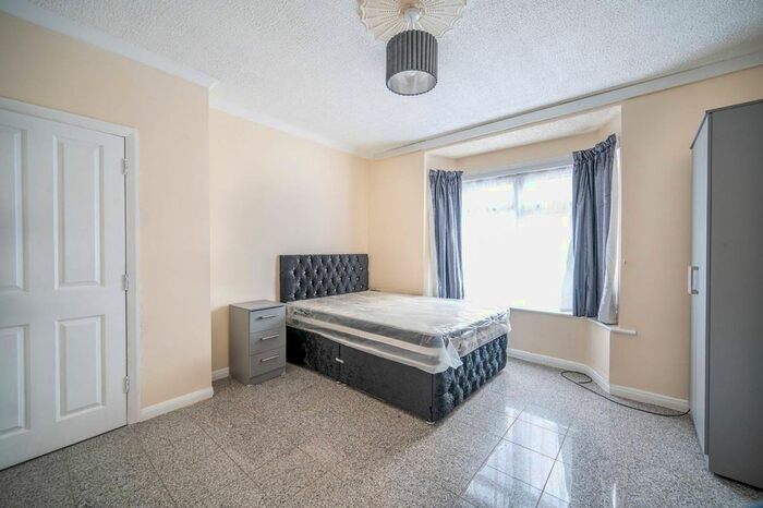 4 Bedroom Property To Rent In St Andrews Road, East Acton, London, W3