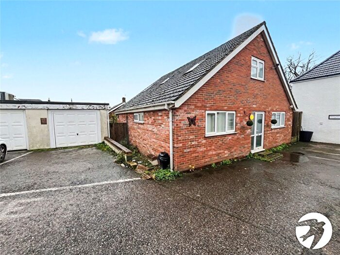 4 Bedroom Bungalow For Sale In Frindsbury Road, Rochester, Kent, ME2