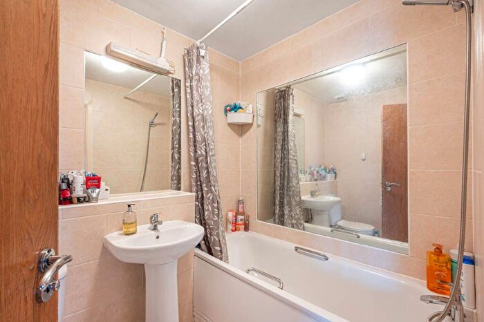 2 Bedroom Flat For Sale In Approach Road, New Barnet, Barnet, EN4