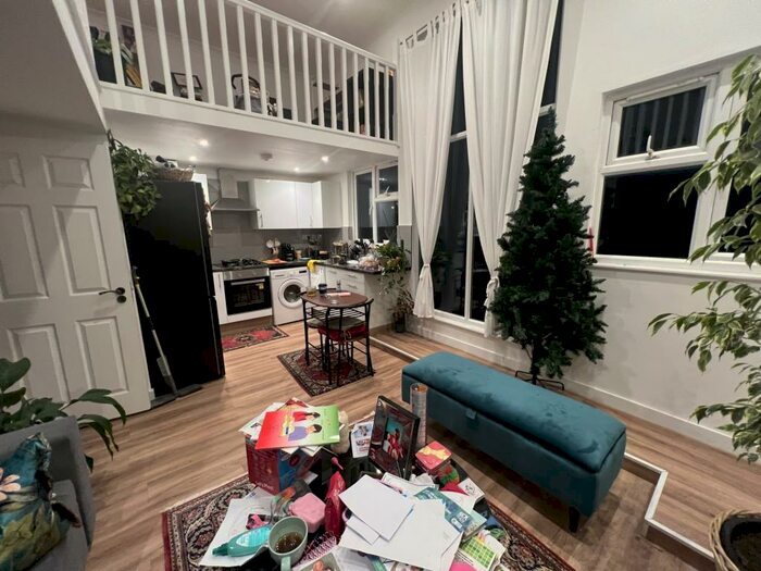 2 Bedroom Flat To Rent In Millway, Mill Hill, NW7