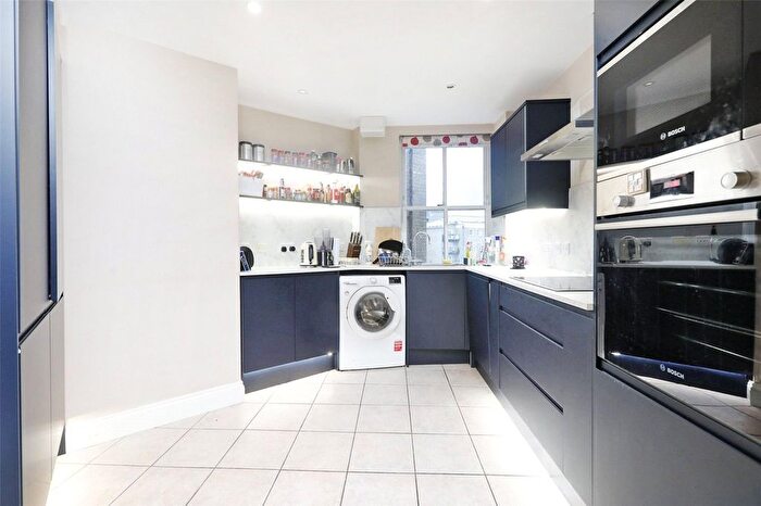 3 Bedroom Flat To Rent In Portland Court, London, Trinity Street, SE1