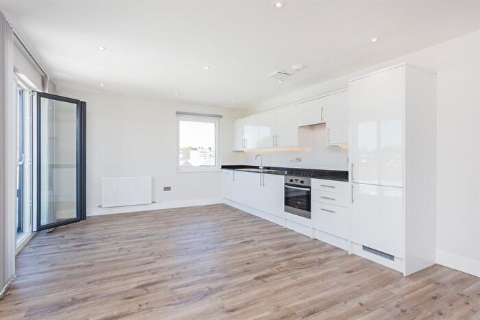 3 Bedroom Apartment To Rent In Willow Court, Kingston-upon-Thames, KT1