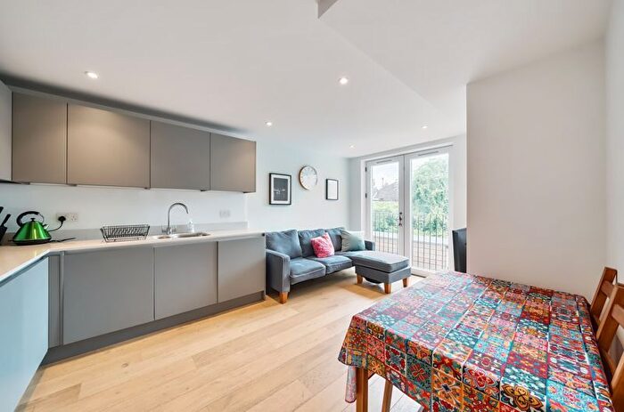 2 Bedroom Flat To Rent In Decimal Court, Whytecliffe Road South, Purley, CR8