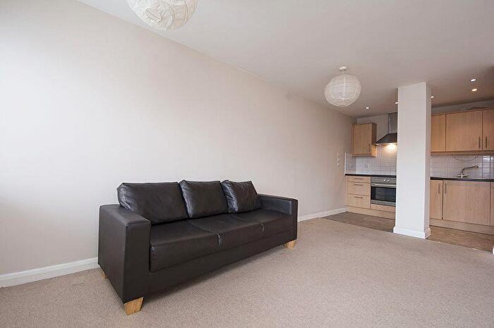 2 Bedroom Flat To Rent In Auckland House, Walton-on-Thames, KT12