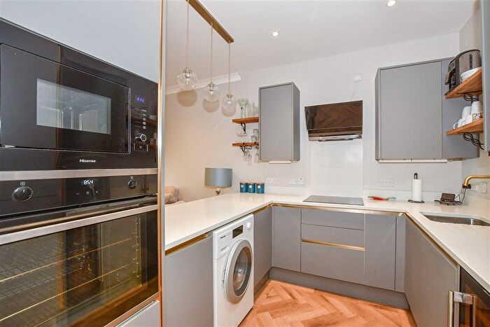 2 Bedroom Flat For Sale In Mill Street, East Malling, Kent, ME19