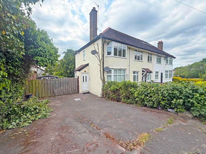 3 Bedroom Maisonette For Sale In Roding Lane North, Woodford Green, Essex, IG8