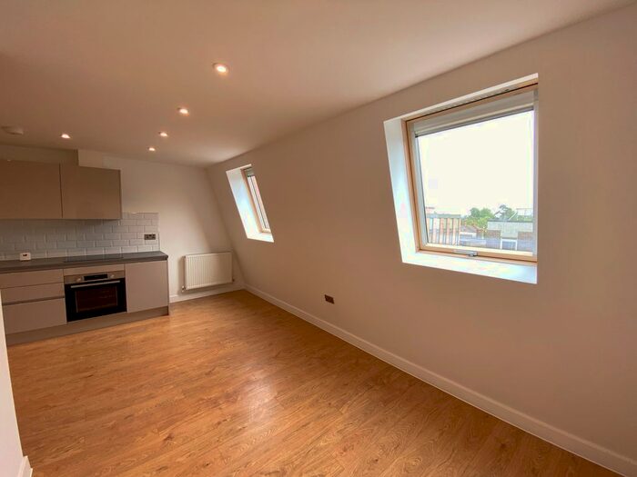 1 Bedroom Flat To Rent In High Street, Hounslow, TW3