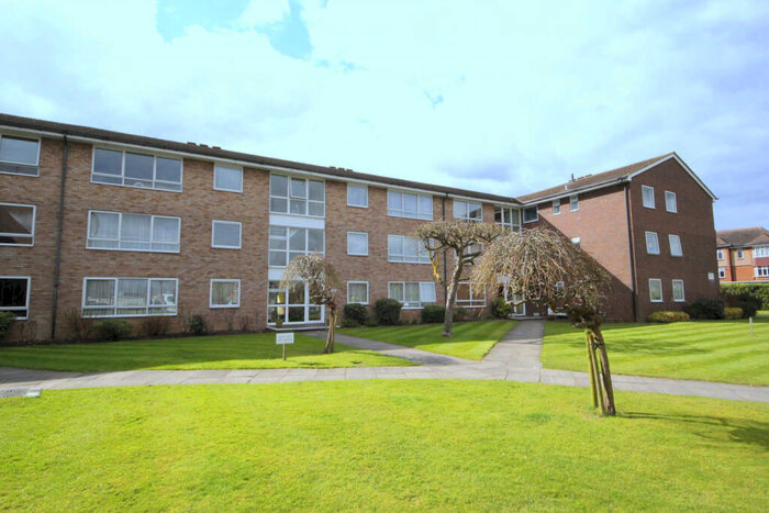2 Bedroom Flat To Rent In Chase Road, Oakwood, N14