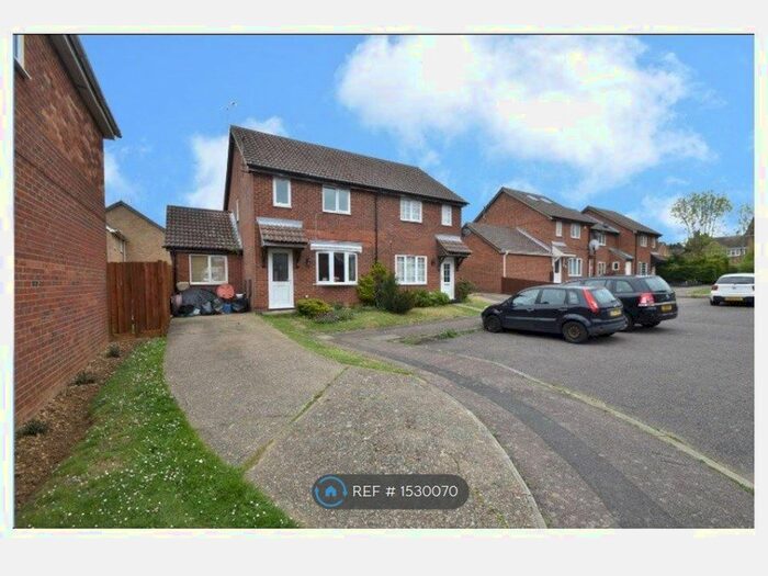 3 Bedroom Semi-Detached House To Rent In Fieldfare Green, Luton, LU4