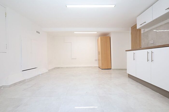 Studio To Rent In Firsby Road, London, N16