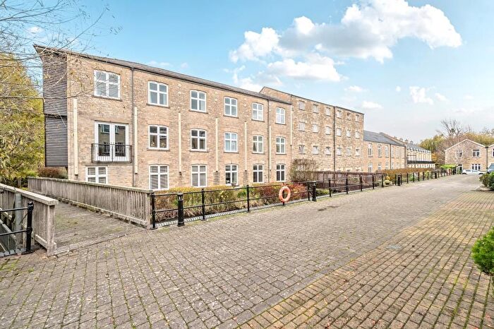 2 Bedroom Flat To Rent In Woodford Mill, Witney, OX28